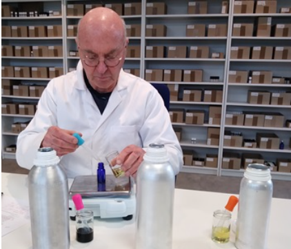 Pierre Franchomme dans son laboratoire